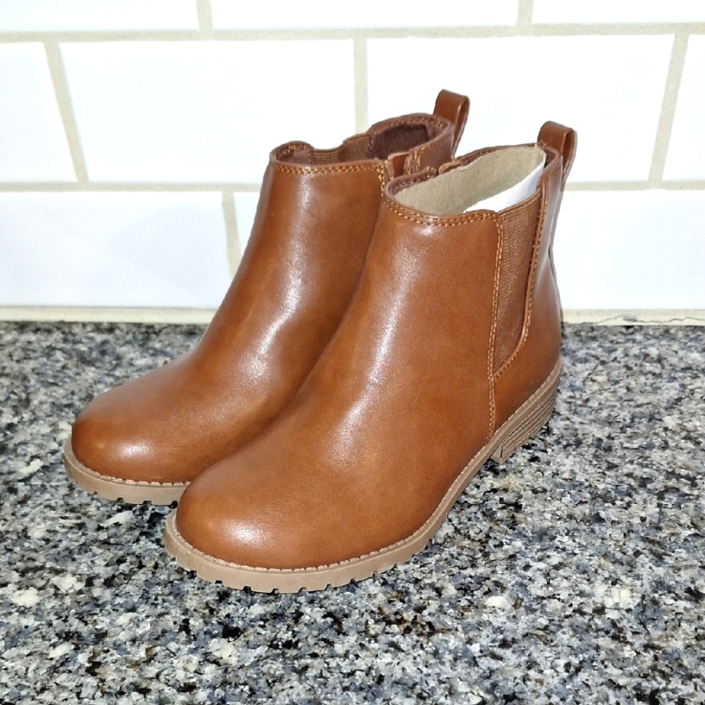 Sonoma Classic Brown Ankle Booties. Size 6 NWOT